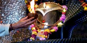 A priest offers aarthi to Somaskanda Lingam